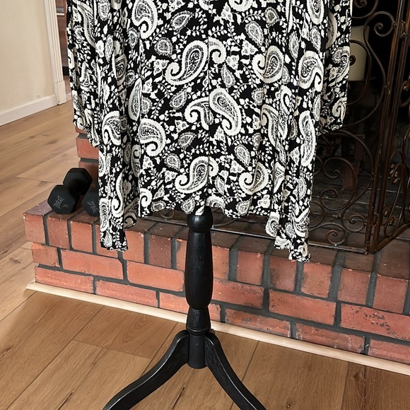Gorgeous print paisley Boutique top ladies flowy top more of a cream and black - Picture 4 of 4